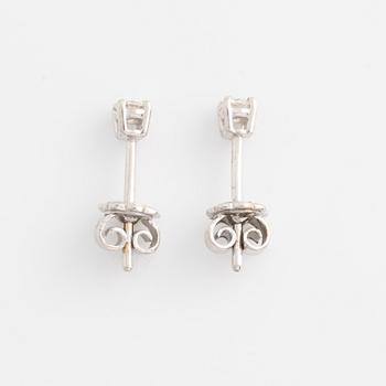 Earrings with brilliant-cut diamonds.