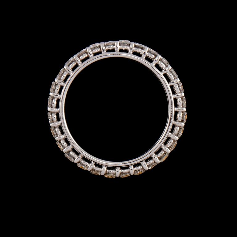 RING, 18k vitguld med briljantslipade diamanter, totalt ca 1.50 ct. Vikt 3 g.