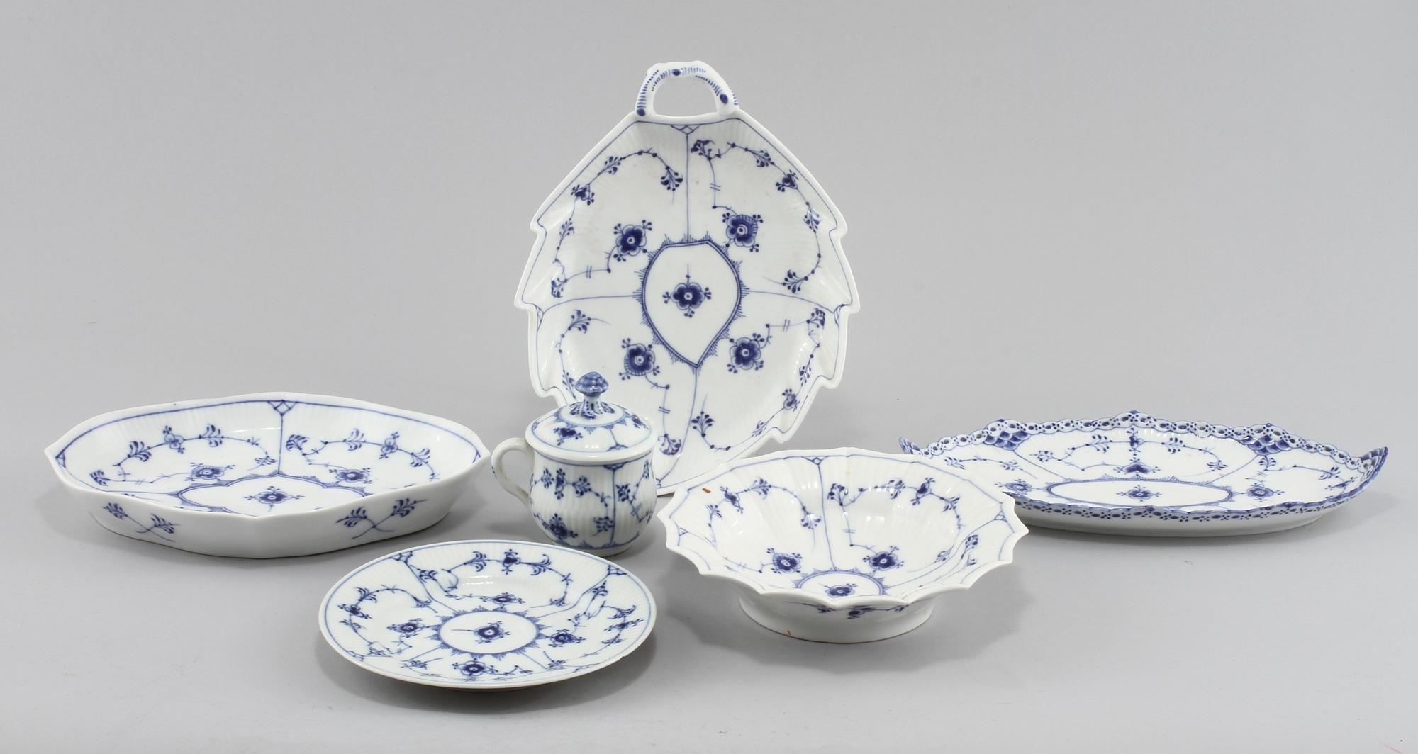 PARTI SERVISDELAR, 33 st, "Musselmalet", porslin, Danmark, 1900-tal.