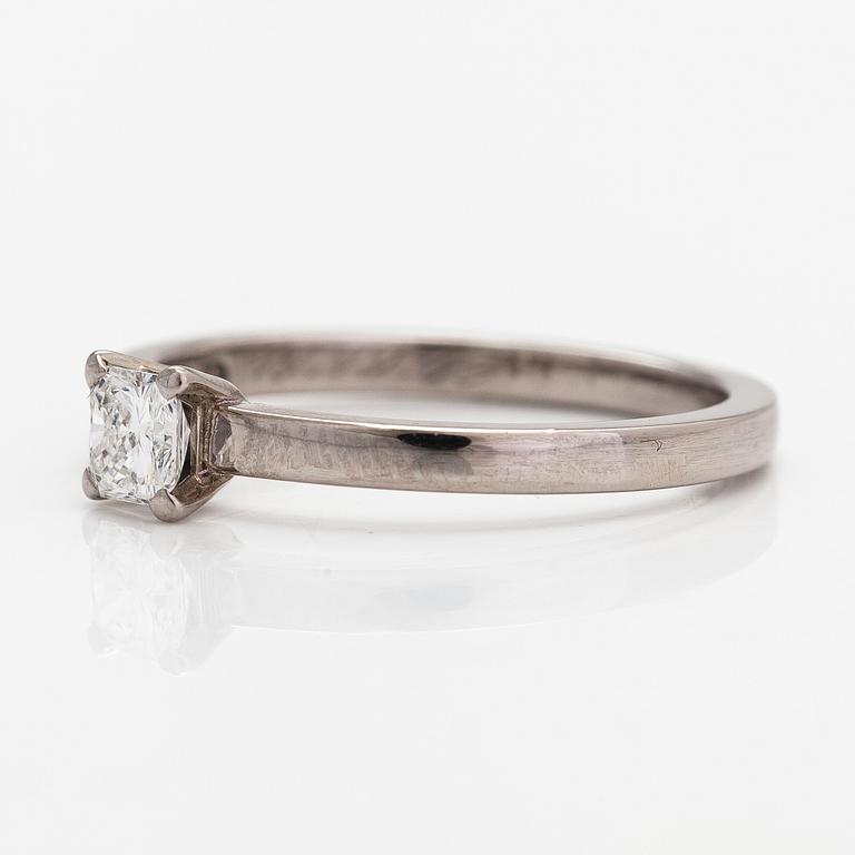 An 18K white gold ring with a princess-cut diamond ca. 0.39 ct. Finland 2009.