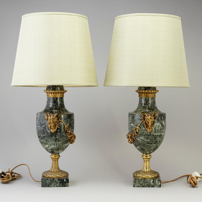 BORDSLAMPOR, ett par, Louis XVI-stil, 1900-talets andra hälft.