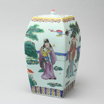 A porcelian chinese vase from the 20th century.