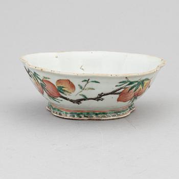 A Chinese porcelain 'peach bowl', late Qing dynasty, around the year 1900.