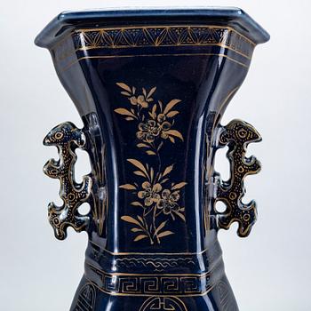 A blue vase, Qing dynasty, 19th Century.