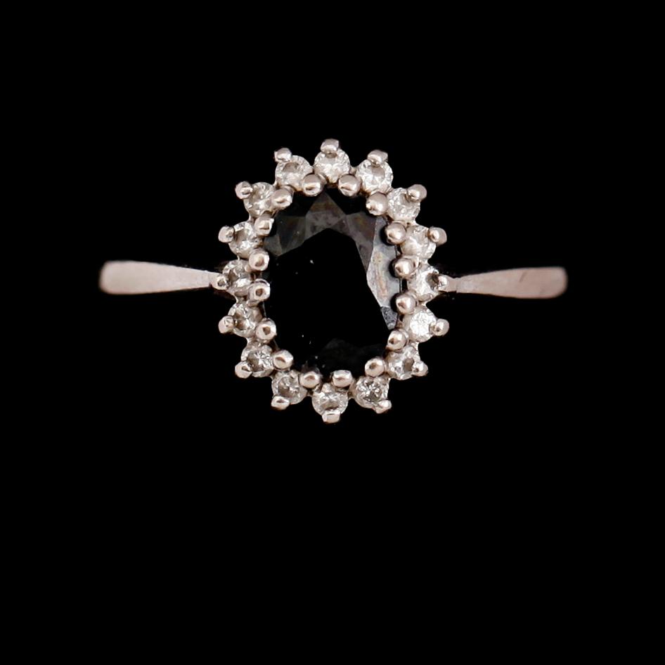 RING, 14 k vitguld, blå safir ca 1.20 ct, diamanter tot ca 0.16 ct.