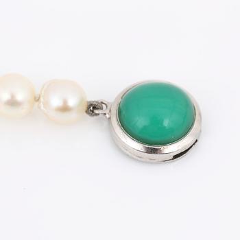 PÄRLCOLLIER, med silverlås och troligen färgad chalcedon.