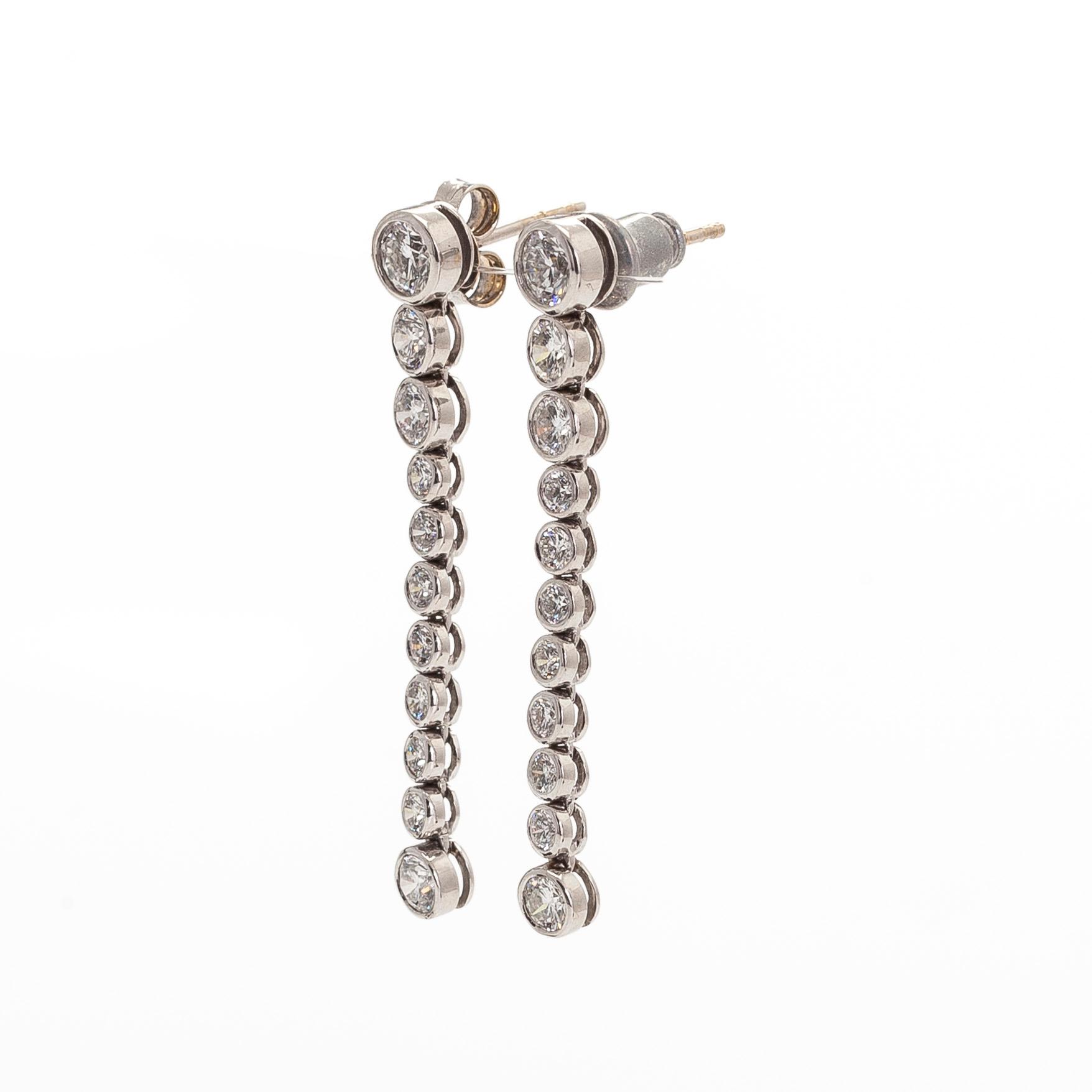 Earrings in 18K white gold set with brilliant-cut diamonds.