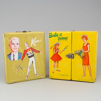 Barbie (4 st) och Skipper (2 st) samt Ken (2 st) i garderober med kläder, Mattel, 1960-tal
För värdering och försäljning.