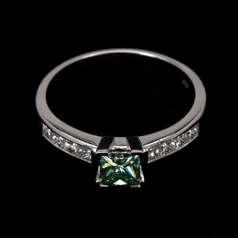 RING, vitguld 14K och diamanter. Grönfärgad mittsten 0,58 ct, SI2 och 8 sidostenar tot. 0,43 ct, H/VS. Vikt 3,6 g.