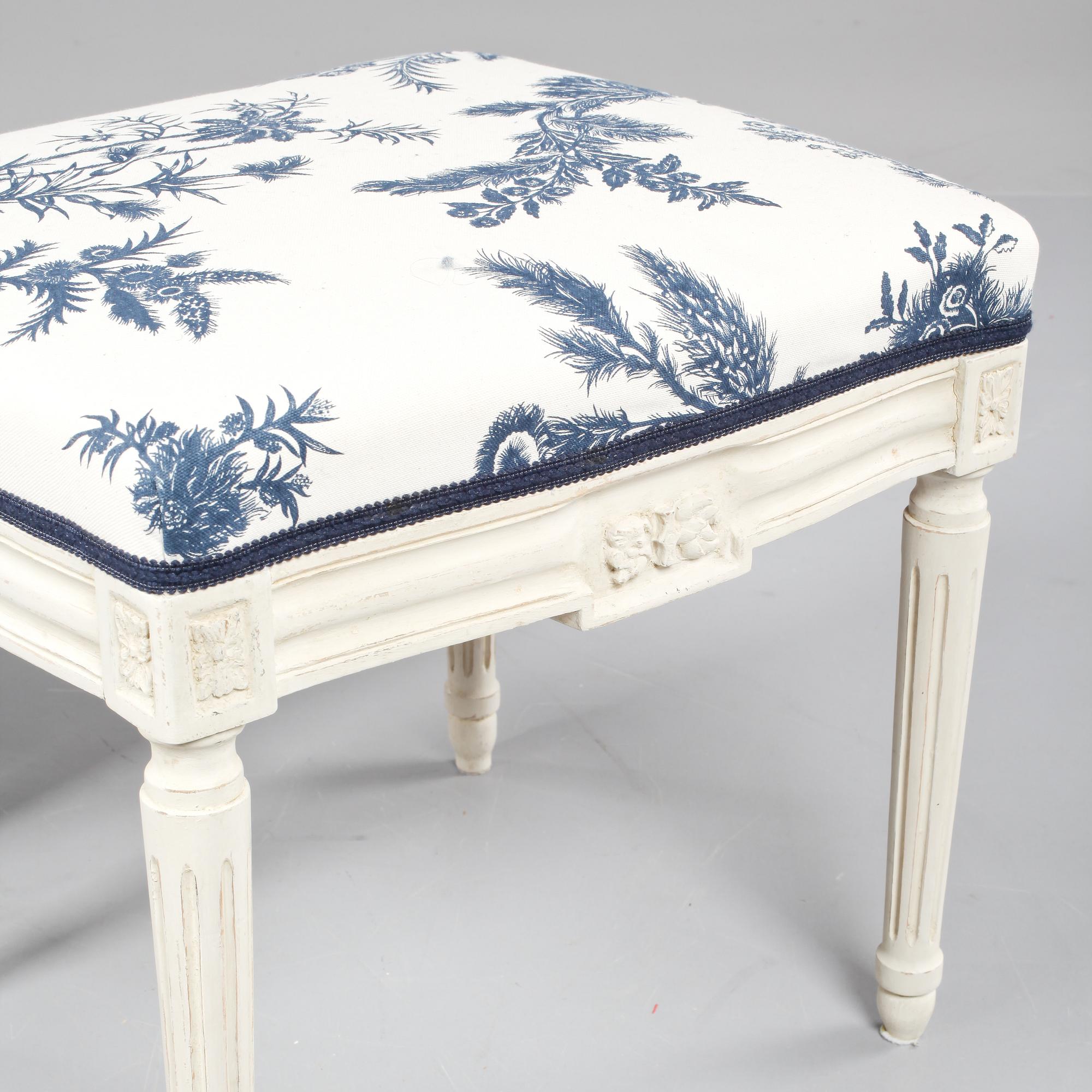 TABURETTER, ett par, gustaviansk stil, omkring 1900-talets mitt.