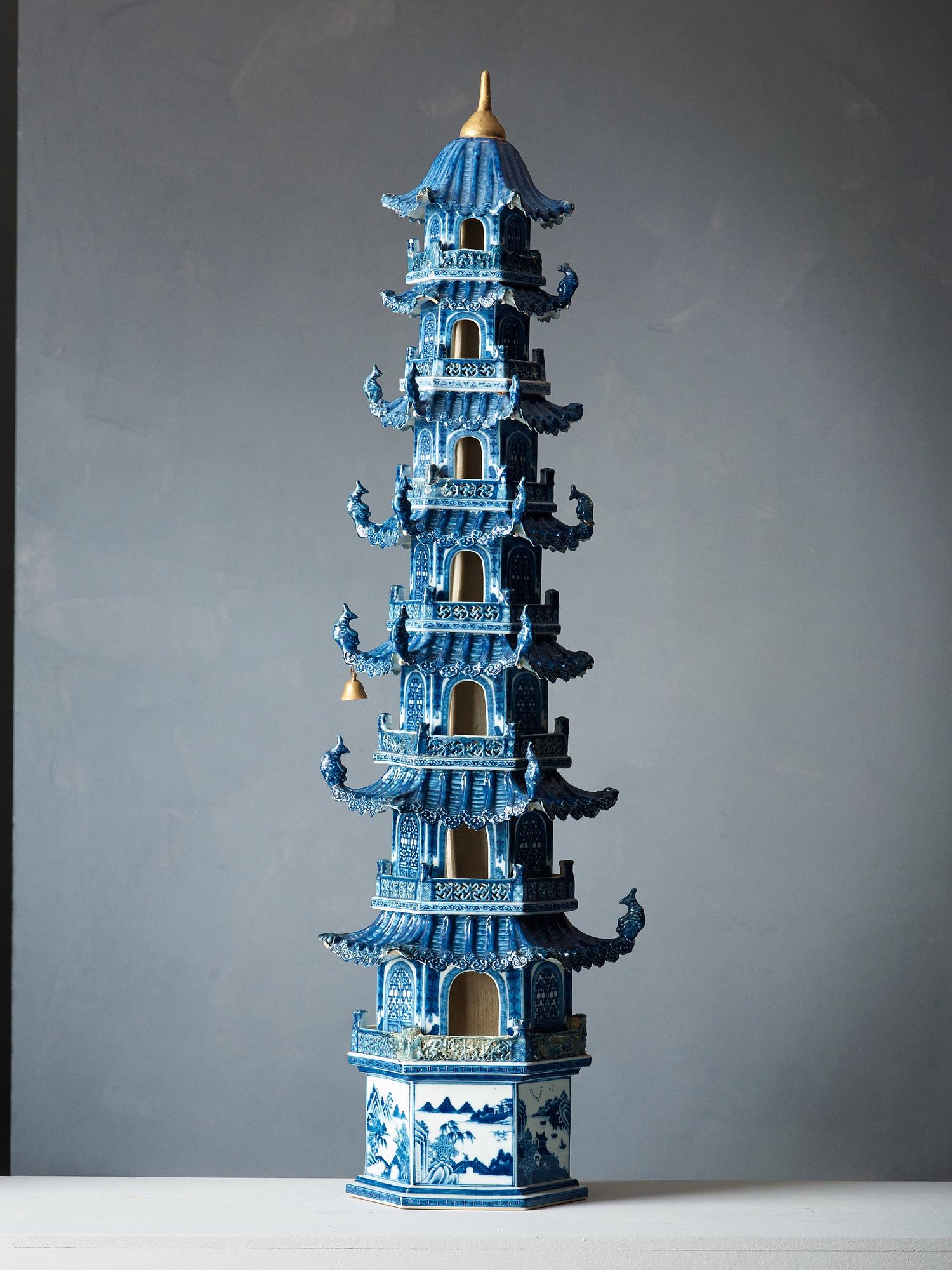 A blue and white 8 tiered porcelain pagoda, Qing dynasty, Qianlong/Jiaqing 1750-1800.