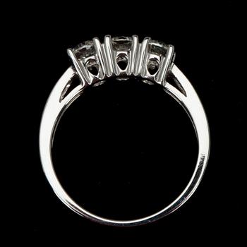 RING, vitguld 18K samt 3 diamanter à 0,25 ct, tot. 0,75 ct. Vikt 3,4 g.