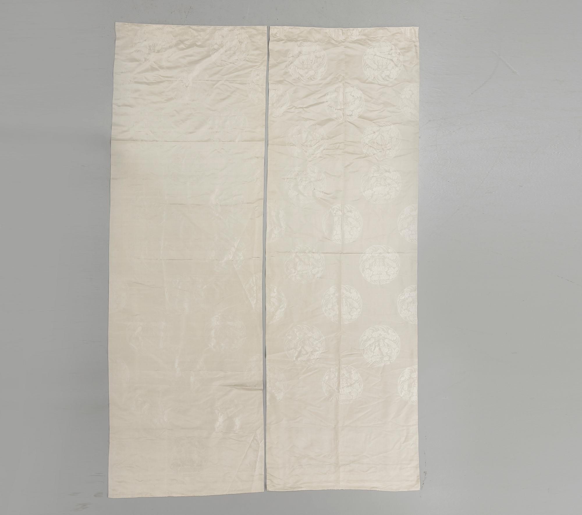 DRAPERIER, ett par, siden, Kina, tidigt 1900-tal.