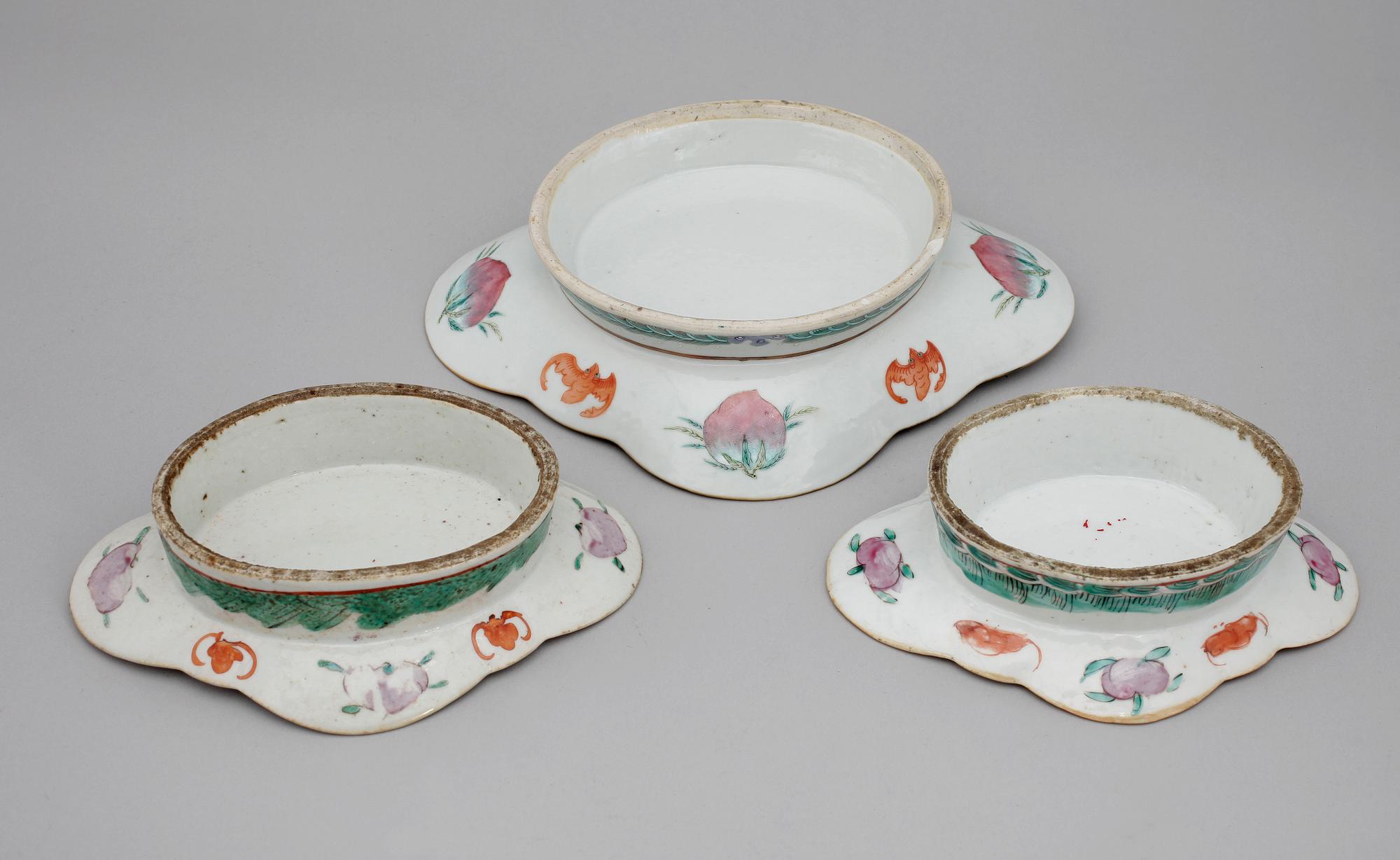 SKÅLAR PÅ FOT, 3 st, porslin, Kina, 1800-tal.