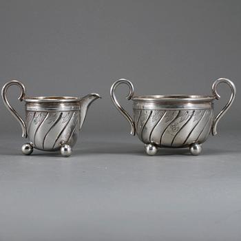 SOCKERSKÅL samt GRÄDDKANNA, silver, Danmark eller Norge, omkring sekelskiftet 1900, 313 gram.