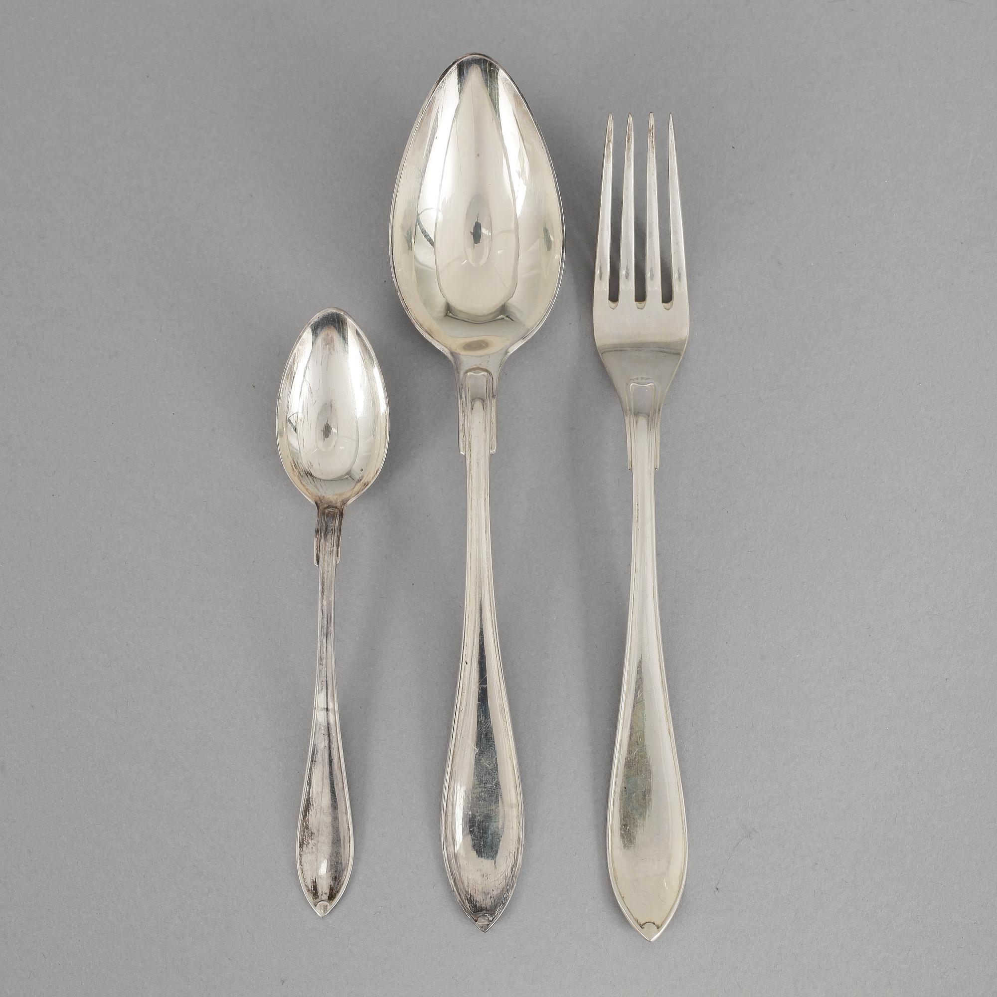 SILVERBESTICK, 34 delar, bl.a C.F. Carlman, Stockholm, 1920-tal. Total vikt ca 940 gram.