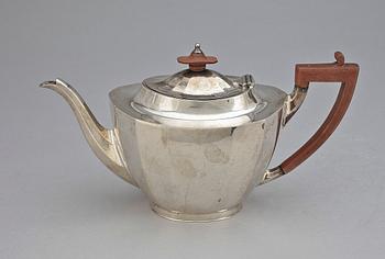 TÉKANNA, silver, Mappin & Webb Sheffield, England, 1929-30. Tot vikt ca 560 gram.