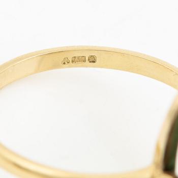 Ring in 18K gold with a cushion-shaped emerald and half pearls.