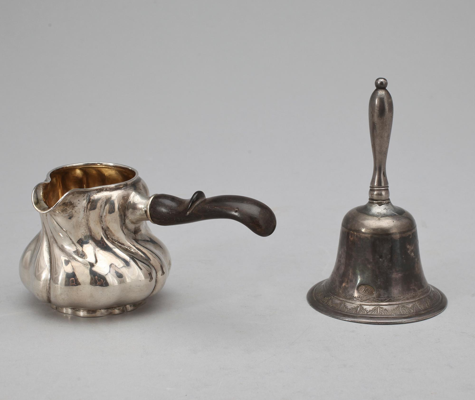 BORDSKLOCKA samt KANNA, silver bla Johan Petter Hedman Norrköping 1831. Totalvikt ca 215 gr.