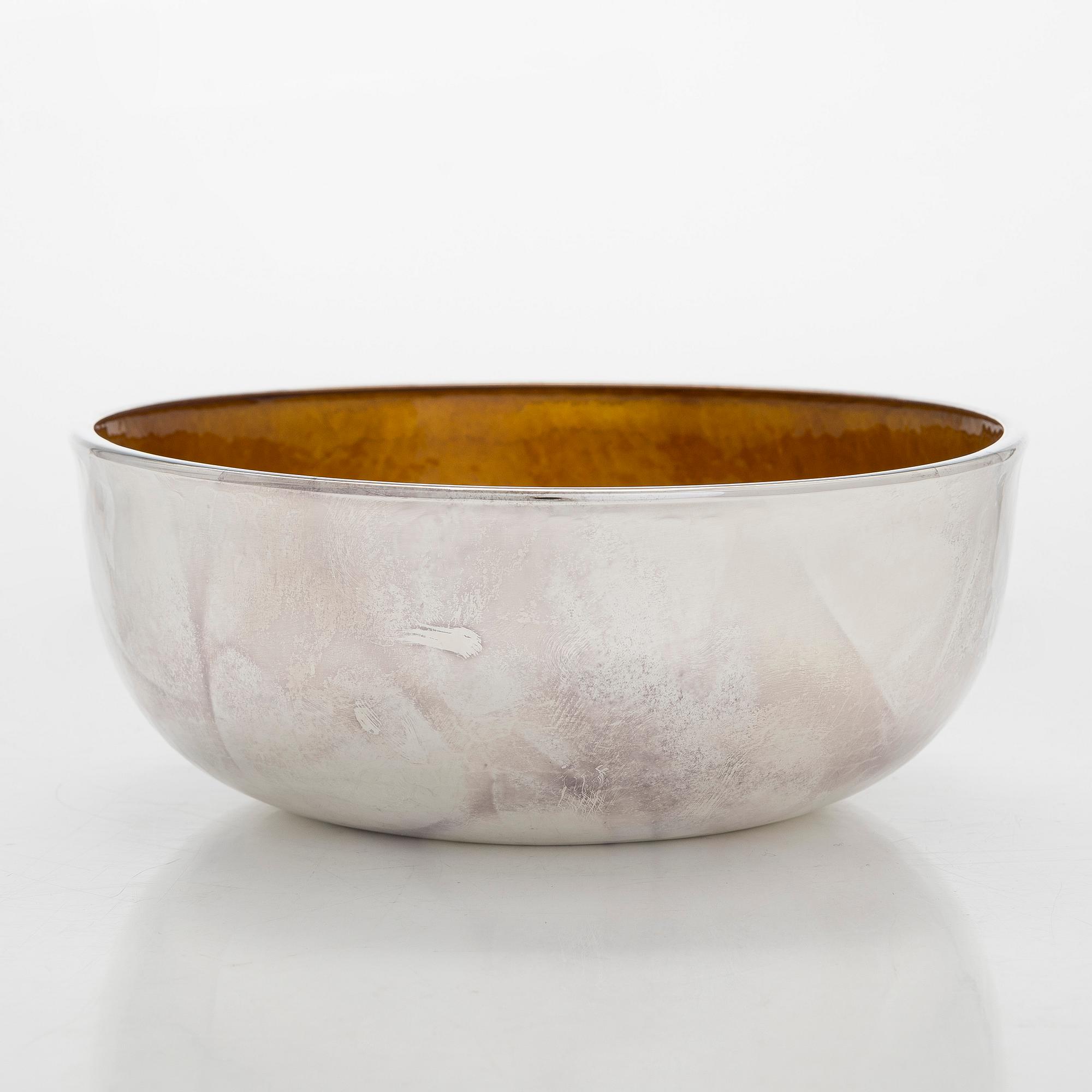 A. Tillander, skål, sterlingsilver och emalj. Helsingfors 2005.