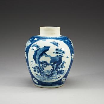 A blue and white Transitional jar, 17th Century.