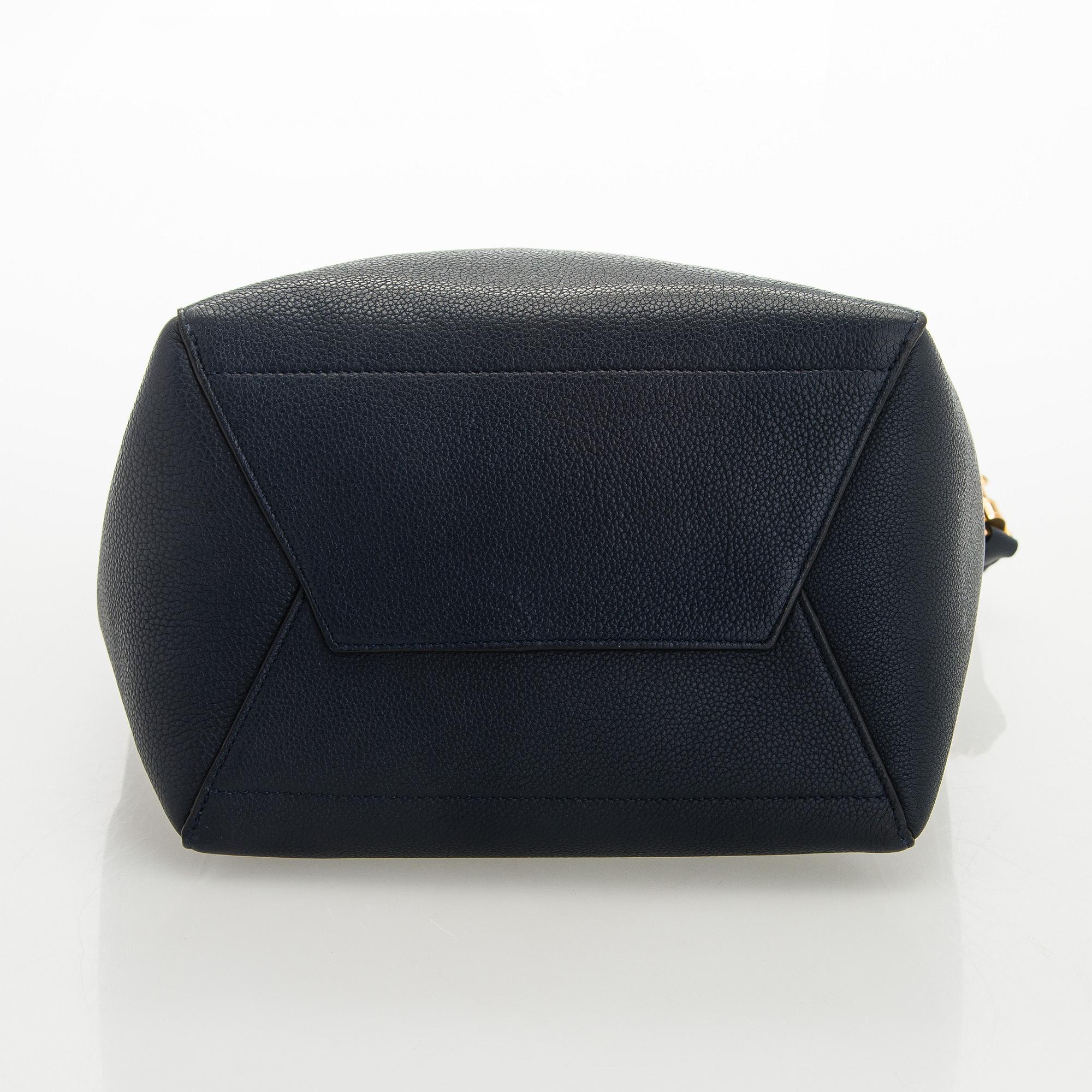 Céline, a 'Seau Sangle' bag.