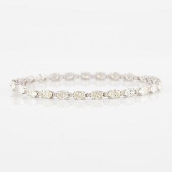Bracelet 18K white gold with oval and brilliant-cut diamonds.