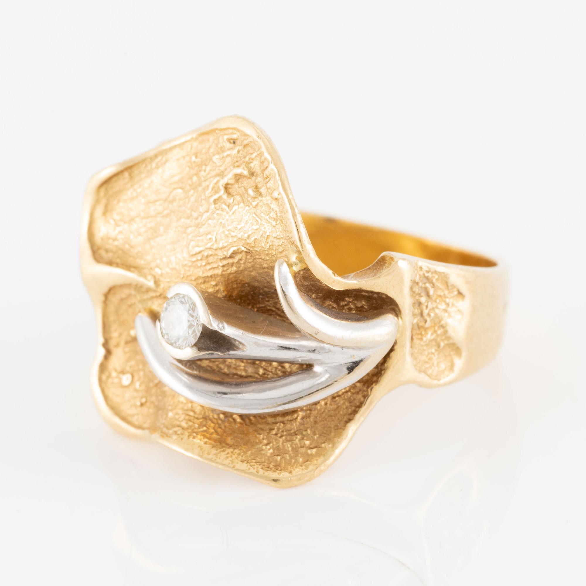 Ole Lynggaard, ring, 18K gold with a small brilliant-cut diamond.