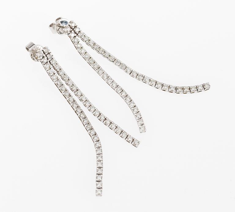 ÖRHÄNGEN, 88 briljantslipade diamanter, tot. ca 2.75 ct.