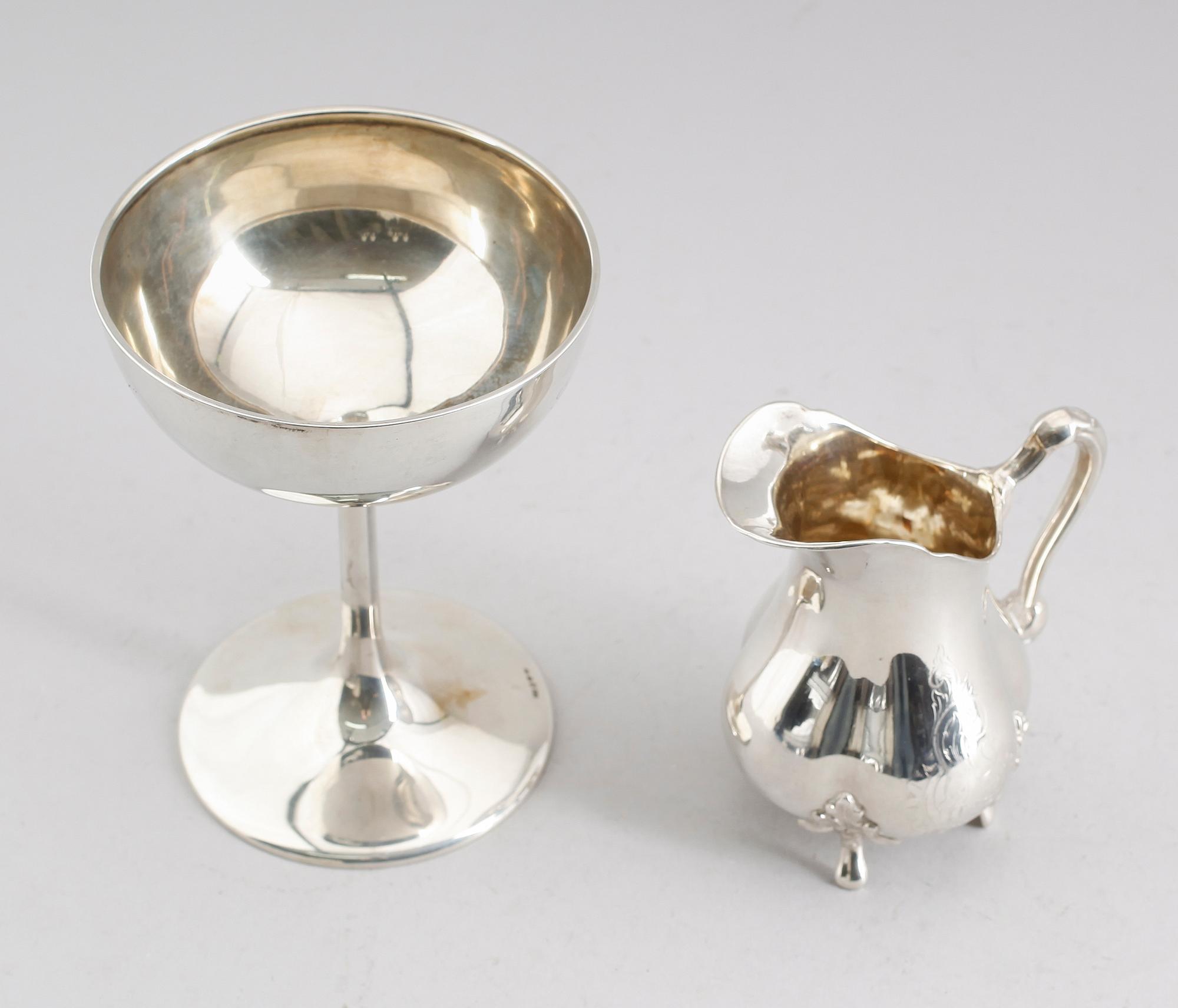 SKÅL PÅ FOT OCH GRÄDDKANNA, silver. Total vikt 365 g.