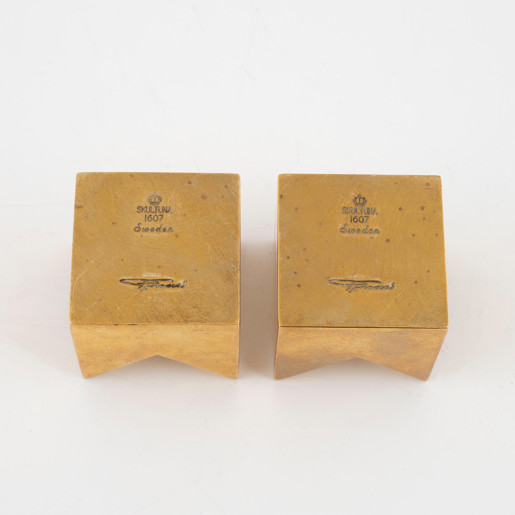 Pierre Forsell, lampetter, "Pendeln", ett par, samt ljusstakar, ett par, Skultuna.