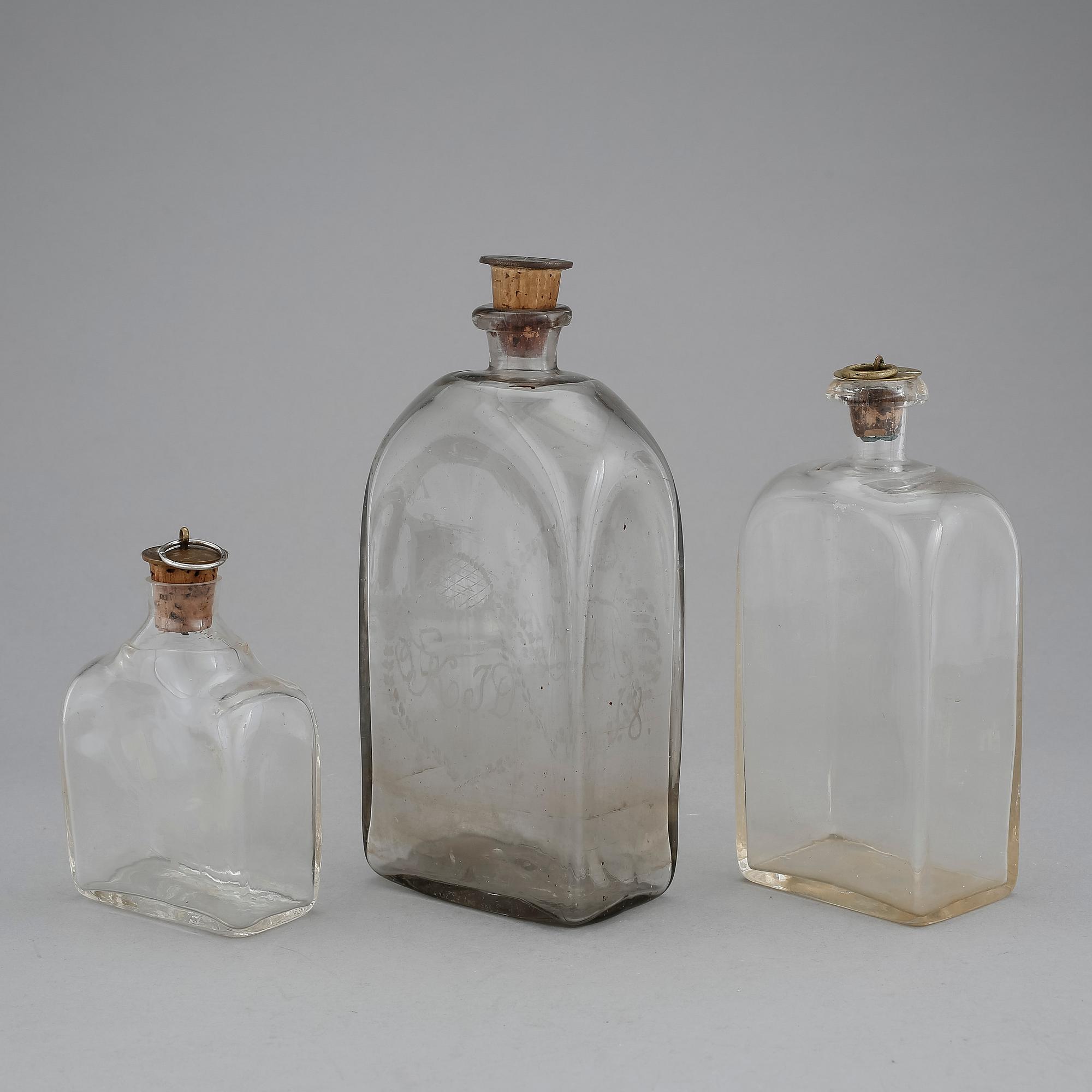 BRÄNNVINSFLASKOR, 3 st, glas, 1800-1900-tal.
