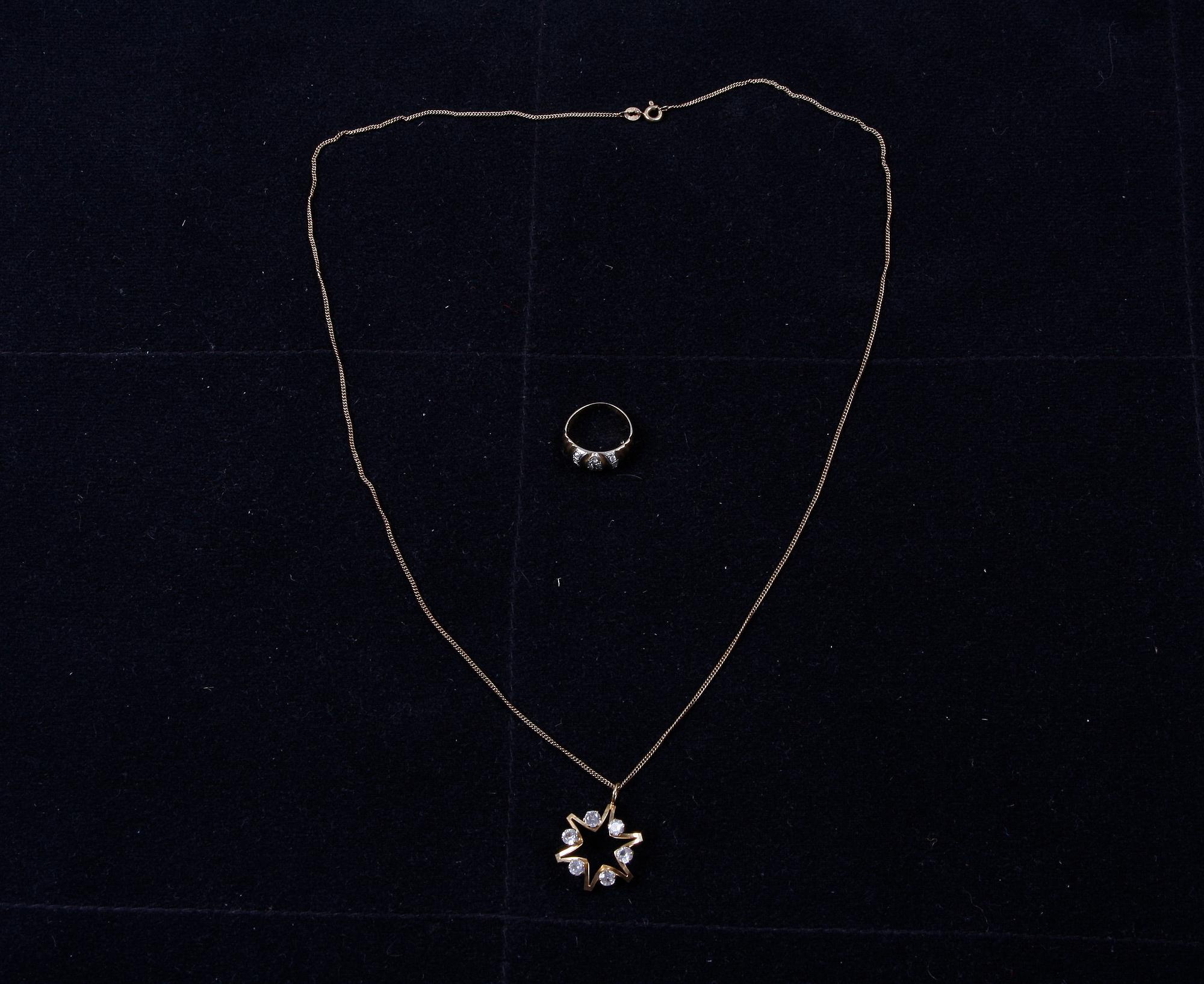 BERLOCK MED KEDJA samt RING, 18 K resp 14 K guld. Tot 9 g.