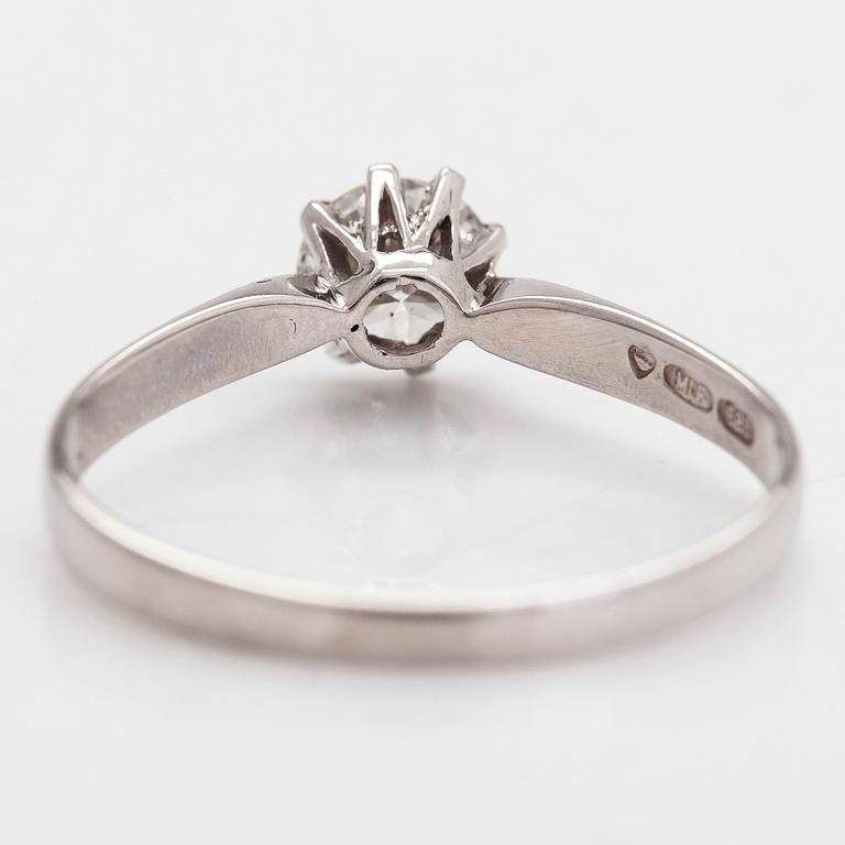 A 14K white gold solitaire ring with a brilliant-cut diamond approx. 0.49 ct. Morris Lindblom & Co, Turku.