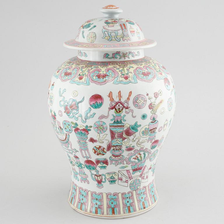 A 20th century chinese urn.