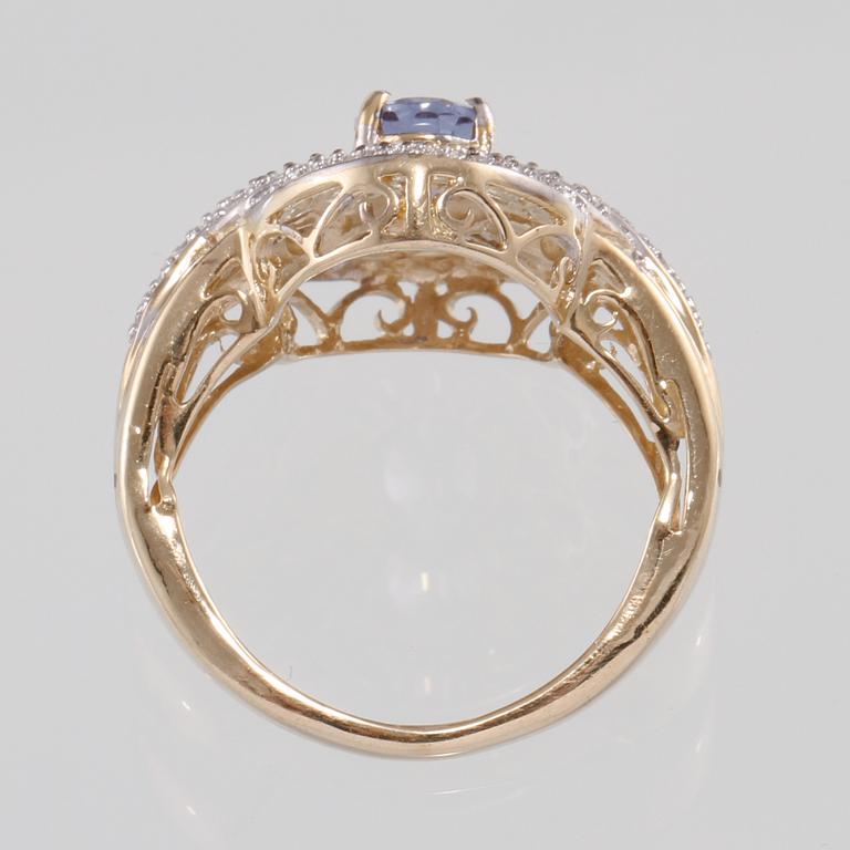 RING, 14k guld med briljant och baguett och briljantslipade diamanter samt fasettslipad tanzanit. Vikt 5 g.