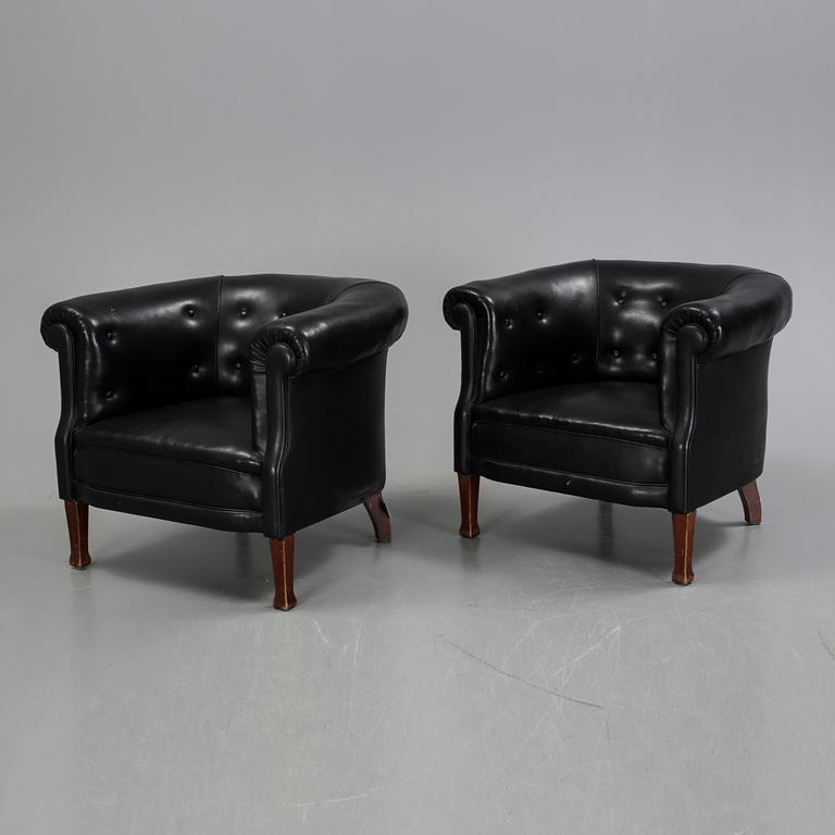 CLUBFÅTÖLJER ett par, 1900-talets första kvartal.