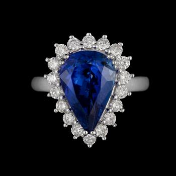 113. RING med droppslipad tanzanit 4.29 ct samt briljantslipade diamanter totalt ca 0.73 ct.