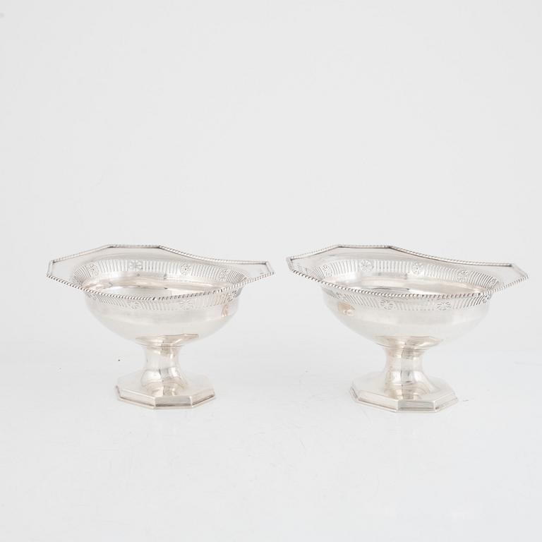 A pair of English silver bowls, mark of Elkington & Co Ltd, Birmingham, England 1912.