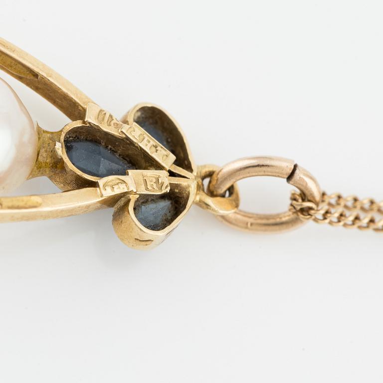 Pendant, 18K gold with pearl and small blue stones, with chain.