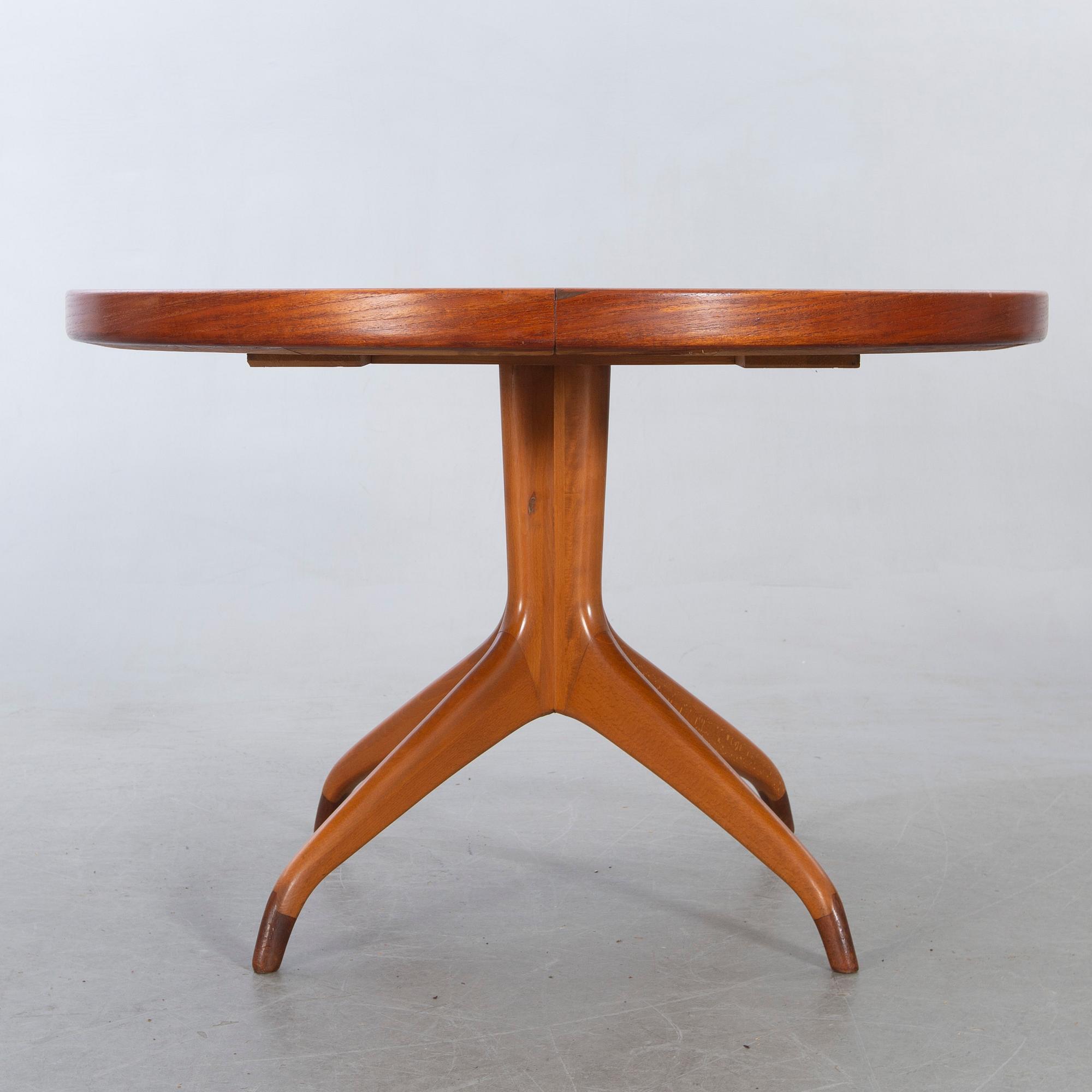 David Rosén, A table and flour chairs.