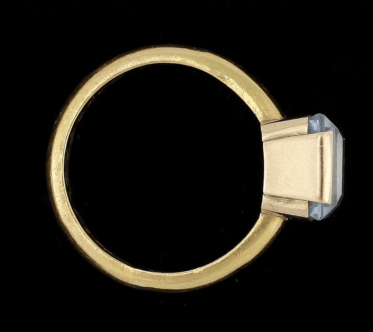 RING, 23k guld med blå spinell. Vikt ca 8,3 gram.