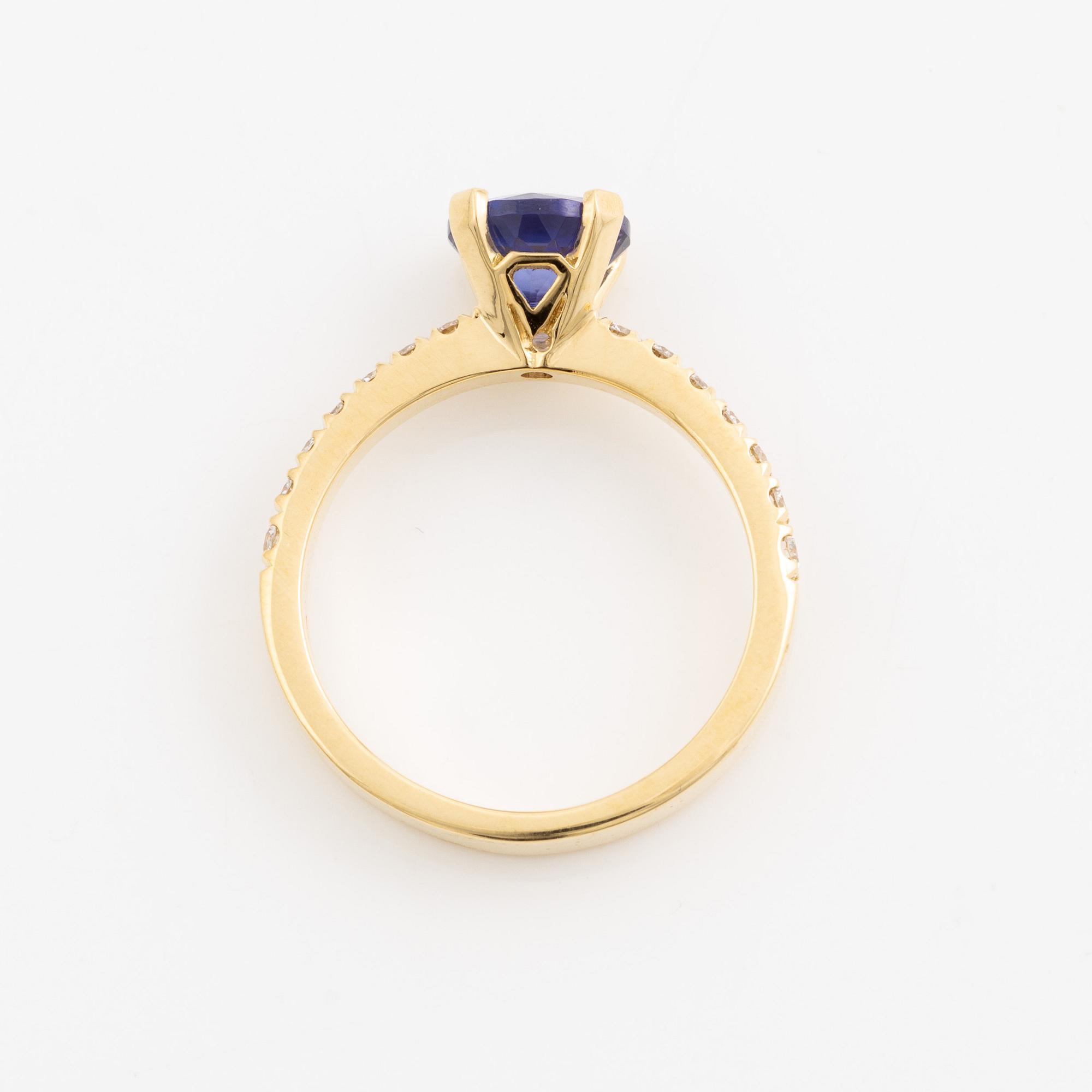 Ring 18K guld med tanzanit och briljantslipade diamanter.