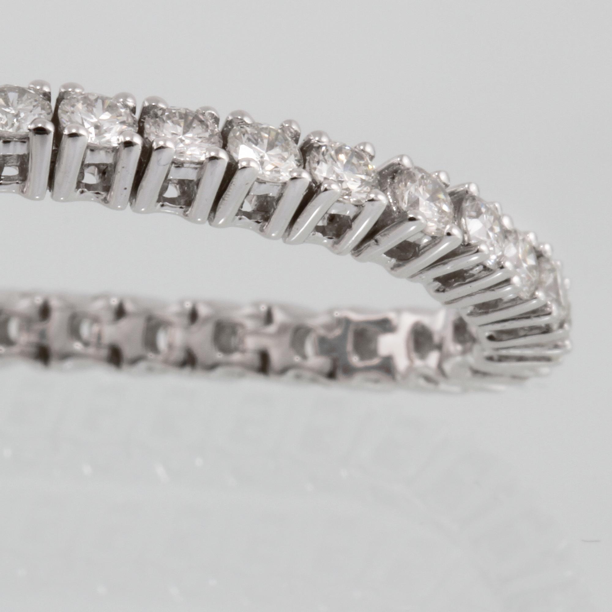 ARMBAND, 18k vitguld med 74 briljantslipade diamanter, 4.03 ct. Vikt 11 g.