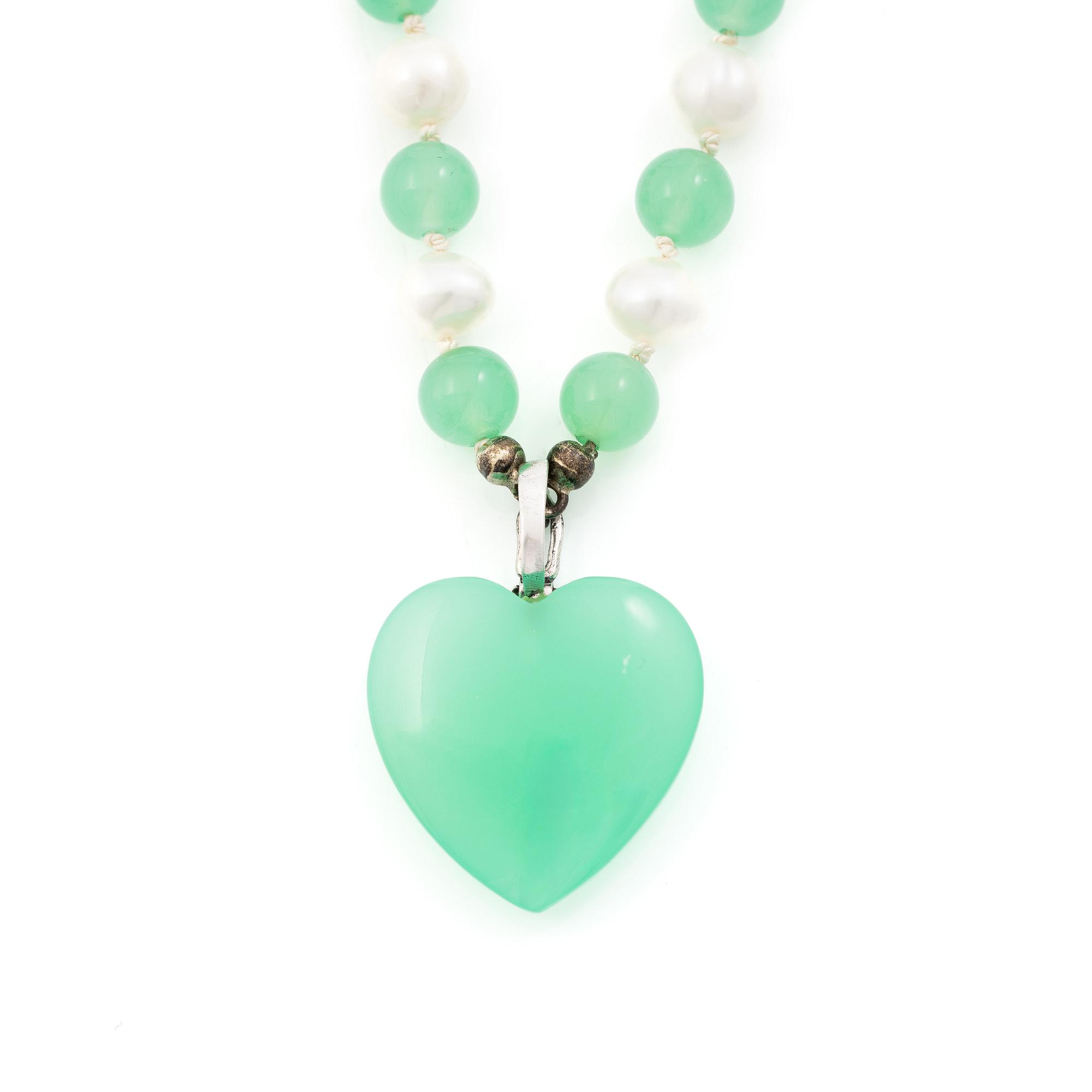 Collier med odlade pärlor och krysopras.