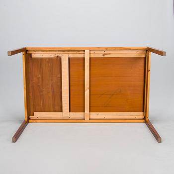 Pertti Salmi, a 1970s 'Samuel' dining table and eight 'Simeon' chairs for Vaara Tuotanto, Kaluste-Yhtymä, Finland.