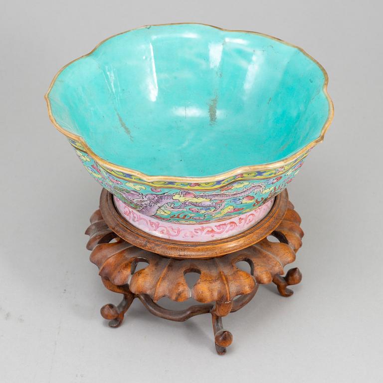 A group of three famille rose bowls and a dish, late Qing dynasty, circa 1900.