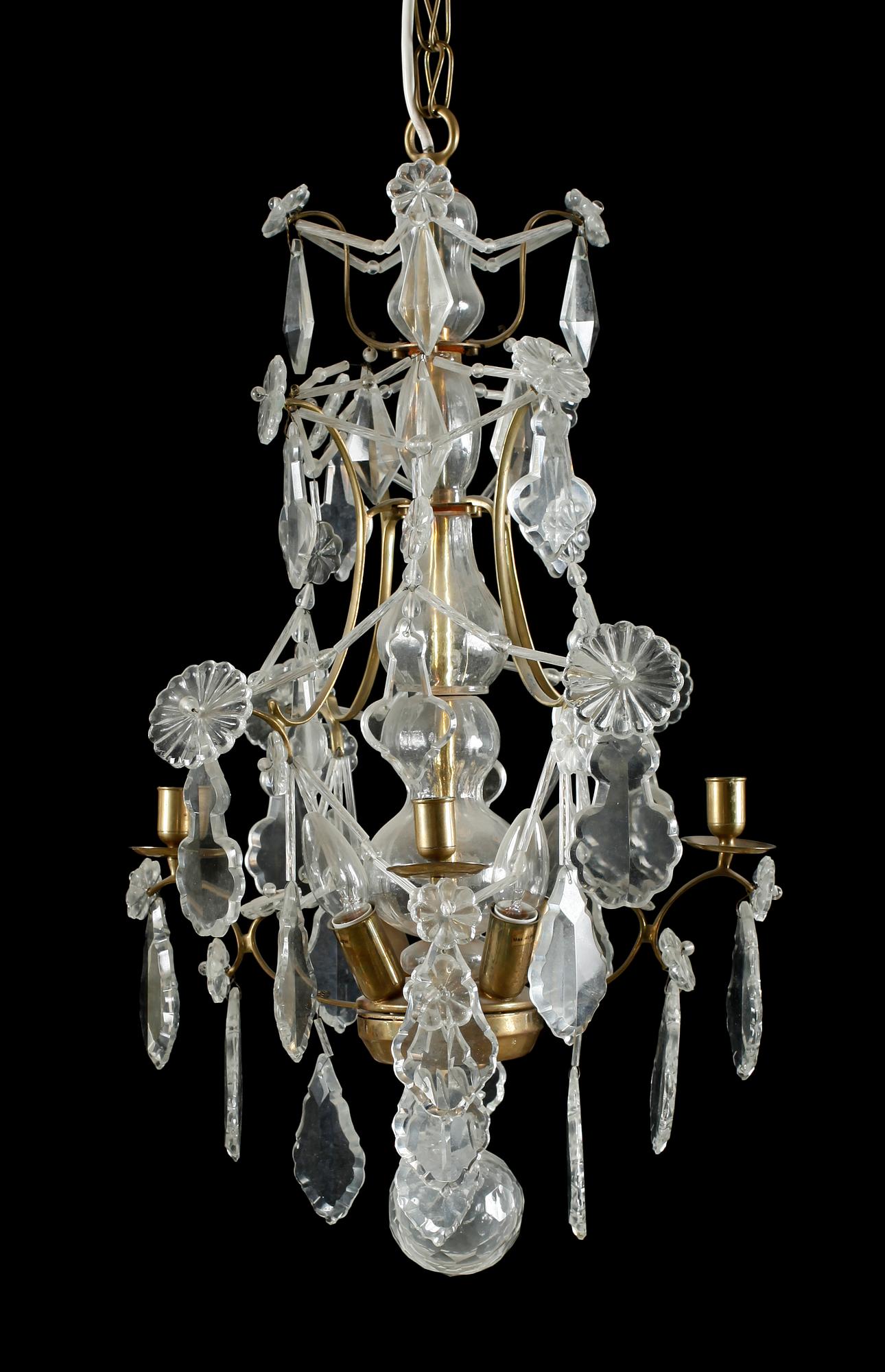 LJUSKRONA, "Sturehov", rokokostil, ur Ikeas 1700-tals serie. Höjd ca 75 cm.