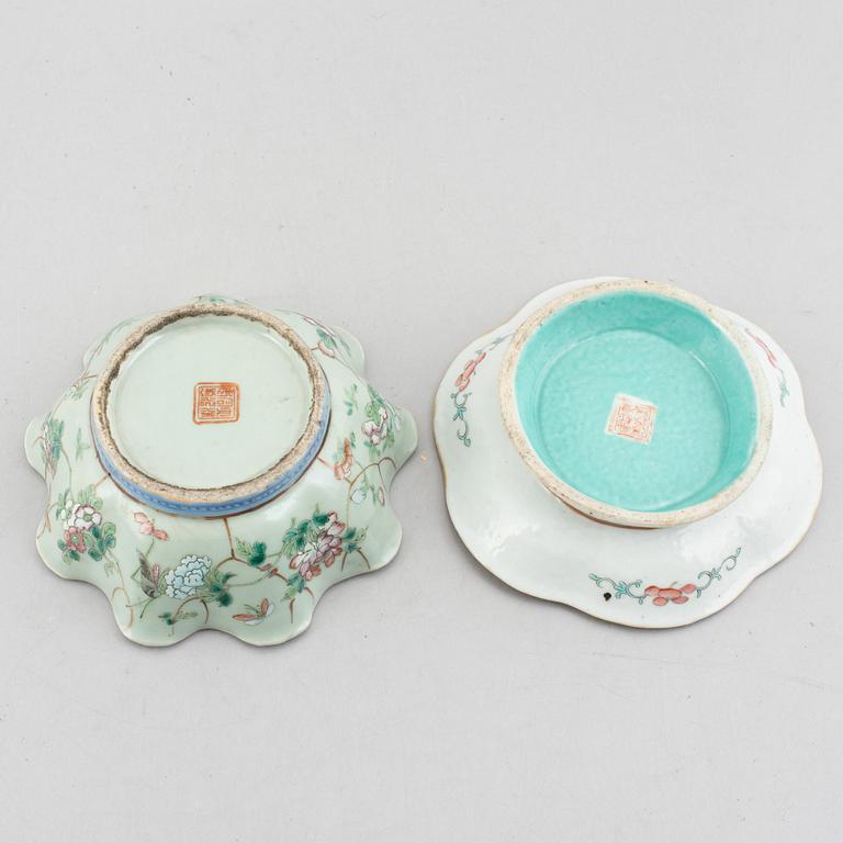 Five Chinese porcelain pieces, late Qing dynasty and 20th century.