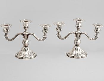 KANDELABRAR, ett par, silver, rokokostil, svenska importstämplar, 1900-talets mitt, total vikt 1164 gram.